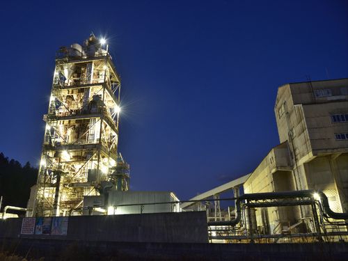 石灰岩の街でもある東山の工場の夜景