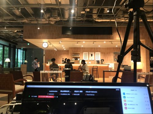 左から、稲田・滝本・木下。開始前の様子。カフェ前での開催、素敵な空間でした！