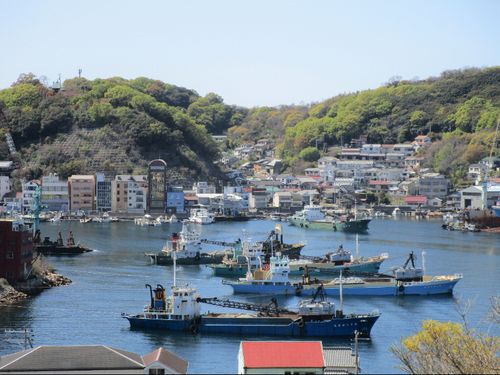 石材運搬を主とした海運業が盛んな家島の港には、石材運搬船（ガット船）が並んでいます。