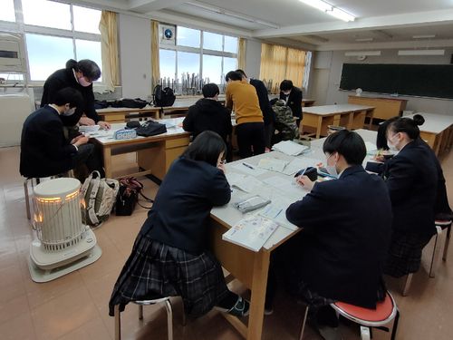 高校で、放課後勉強をする様子。高校の先生が様子を見に来ることも！