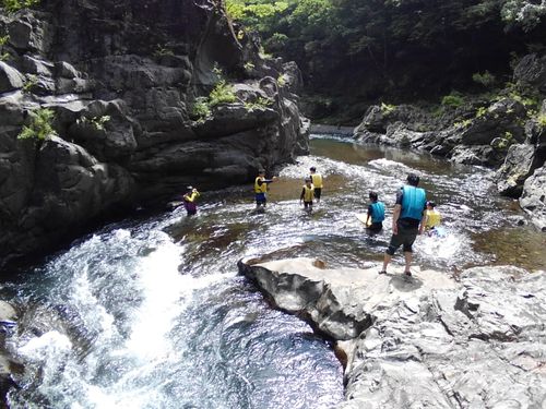 村内の川遊びスポットで遊ぶ様子