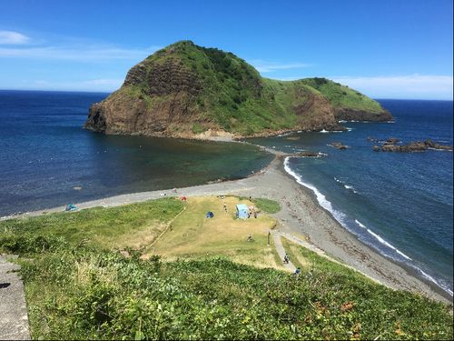 二つ亀海水浴場。海も山も里も、自然豊かな島です