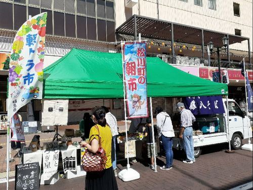 松川町朝市が福島駅前軽トラ市に出展した際の写真