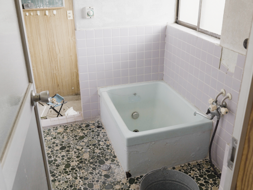 お風呂が昔ながらの作りで寒そう。改修がおすすめです。