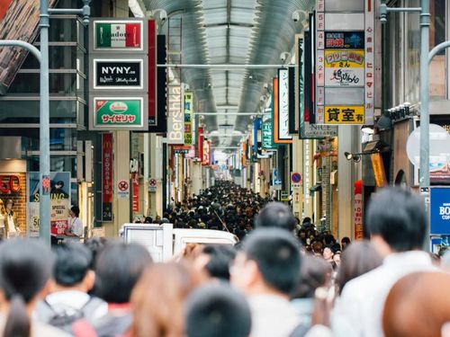 家からすぐの心斎橋商店街。毎日人ごみにもまれて歩く