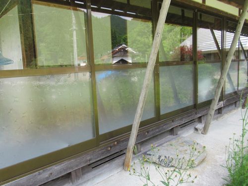縁側。ここで景色を見ながらお茶をするのも楽しそう。