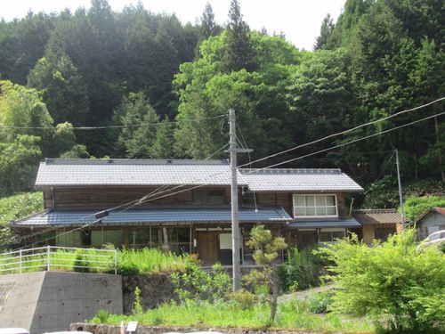 物件に駐車場はないので、不動産業者に相談が必要。