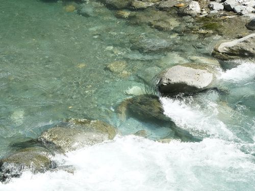 源流の村ならでは、川の水がとっても綺麗なんです。水道から出てくる水が本当に美味しくて、びっくりします。集落は川に近い集落もあれば、山の上の集落もありさまざまです。