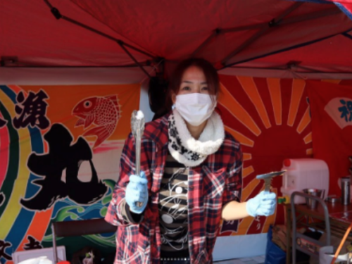 イカ焼きそばを売る千田さん