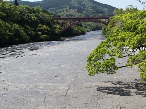 涼しくて静かな山間部に広がる千畳敷の石畳、花瀨川。
