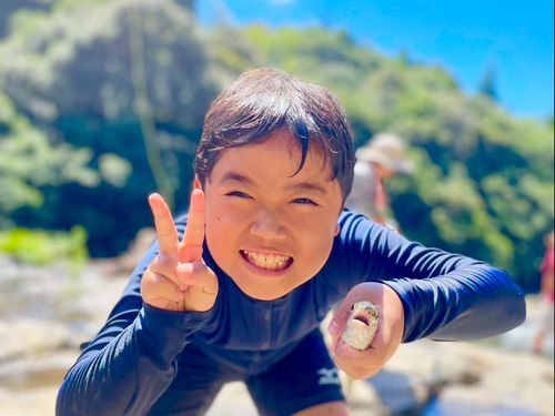 春〜秋にかけては川でニジマス釣りもできます。