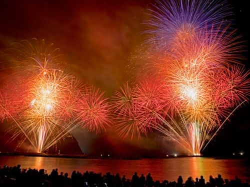 竹野の夏の風物詩「たけの海上花火大会」