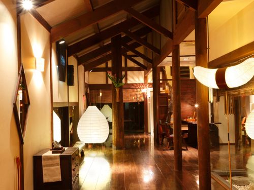 懐かしい趣と温かみを感じる、本館「島宿真里」の玄関ロビー