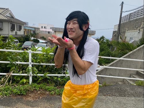 島の夏祭りでは、皆で女装してダンスを披露しました