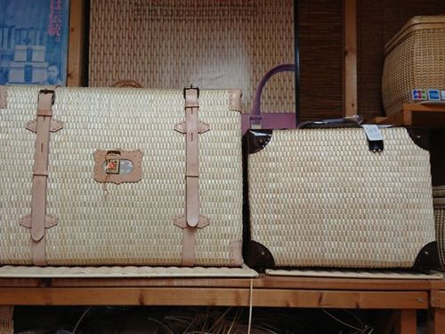 〈左：鞄の始まり〉　〈右：トランクケース（現在の商品）〉