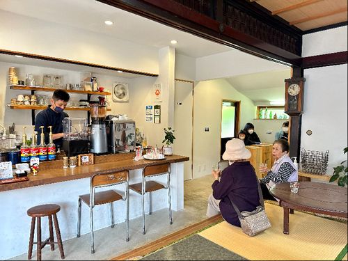 店内の様子。自然と地元の方と観光客の談笑が始まります。