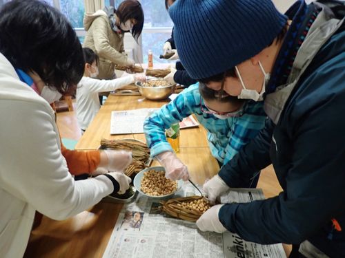 種蒔から始めて、収穫した大豆を「わらつと」に入れていくと…いよいよ納豆らしき姿に！