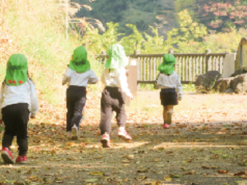 【ツアーで見学するところ④ 保育園】　自然環境を活用した「自然保育」と、個性を尊重し、思いやりの気持ちを育む「異年齢保育」を導入しています。