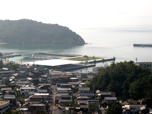直島の玄関口、宮浦港。
