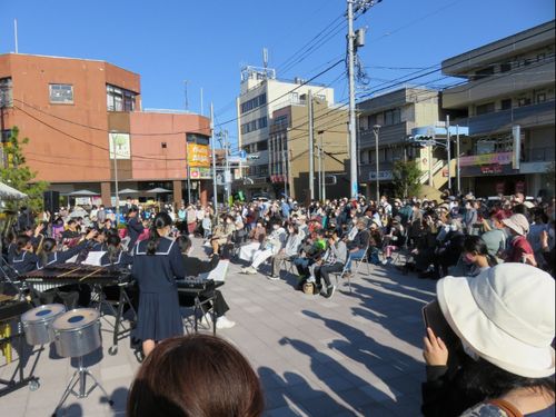 近くの学校のブラスバンド演奏会も行われています