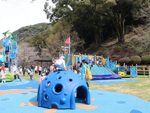  遊具が揃う広い公園があるなど、子育て世帯にも頼もしい町