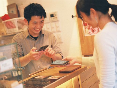 コインのやり取りをきっかけにお店の人との会話が弾むことも