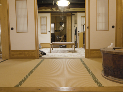 靴を脱いで上がってすぐ畳の気持ちよい玄関。