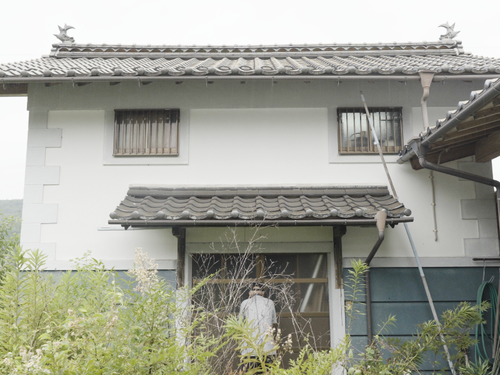 蔵。２階もあり広いですが残置物も多いです。