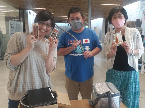 水津さん（左端）桜チップを使った燻製を作る事業者さんと