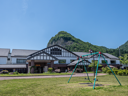 自然に囲まれた温泉で疲れを癒してください。