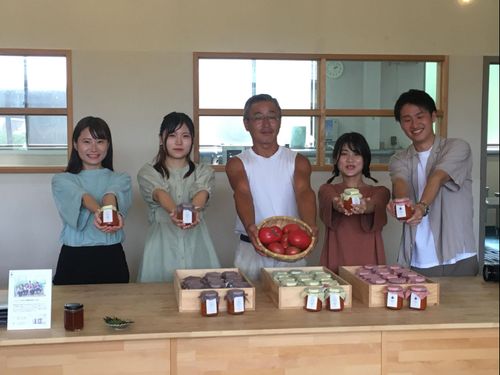 市場に出荷できない「規格外トマト」を有効活用するため、近畿大学農学部の学生と共同開発したトマトソース。農家が農業を続けていくための方策を考え実践