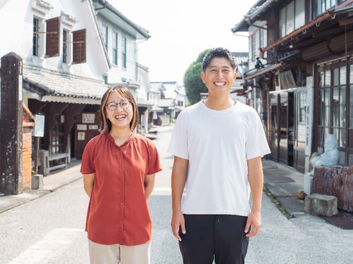 酒蔵通りを盛り上げるお二人、藤井さん（写真左）と田﨑さん（写真右、カフェオーナー）