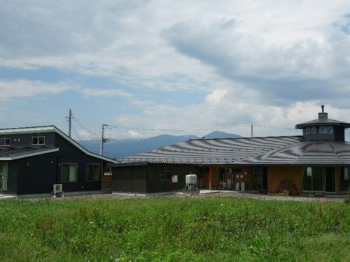お試し住居（左）と七ツ森地域交流センター（右）