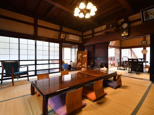 TOGISOの居間。囲炉裏やウッドデッキのテラスもあります。