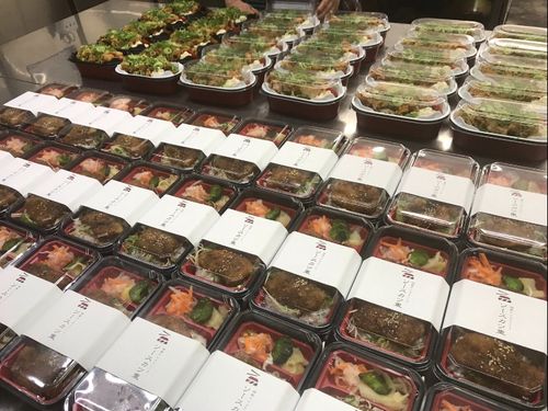 名物お弁当（油淋鶏弁当が名物）