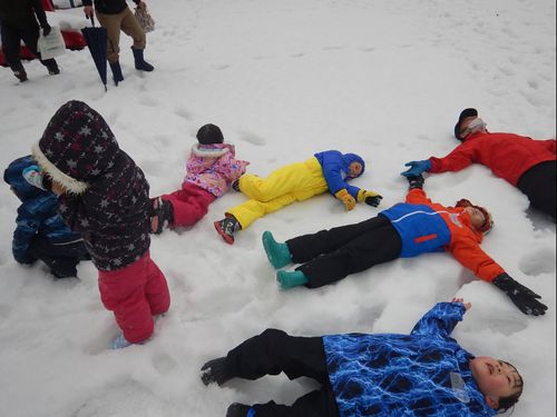 冬の公園で雪あそび