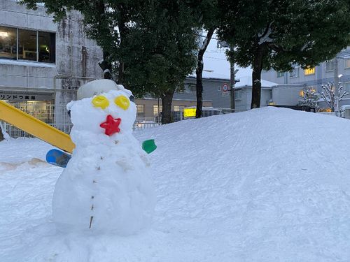雪が多く降ったときには、学校の校庭や庭先に雪だるまが現れる