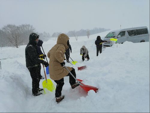 2日目の雪かき体験　しっかりレクチャーします！