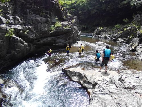 村内の川遊びスポットで遊ぶ様子