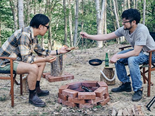 移住者同志の交流も多い。焚火が距離を縮めてくれます。
