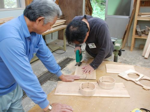 めんぱ（木工の弁当箱）をつくる様子