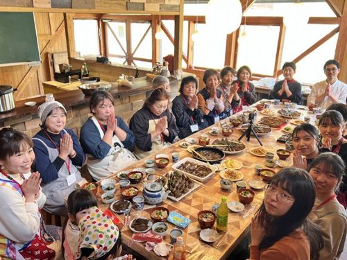 『TOMOSキッチン』第1弾・小国が誇る郷土料理 こんにゃく寿司作り
