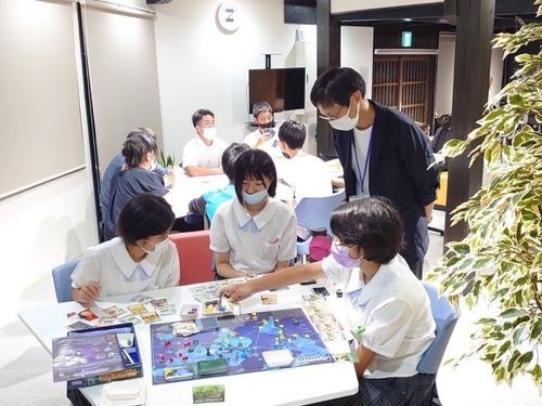 寮の近くには、古民家をリノベーションしたワーケーション施設も役場が建設！高校生がボードゲームする後では、大人が何かの会議中。
