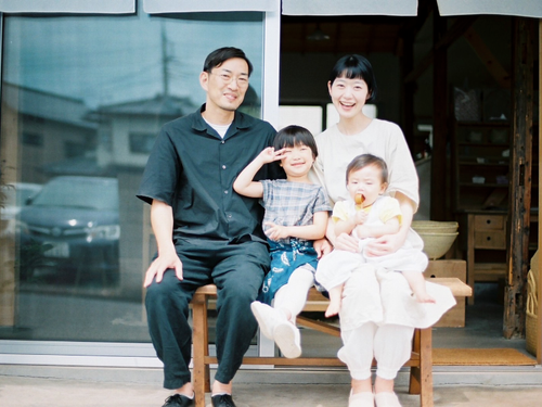 桐生市に家族で移住し、2022年に「さくげつ」（野菜、洋服、器のセレクトショップ）をオープンした田口さんファミリー