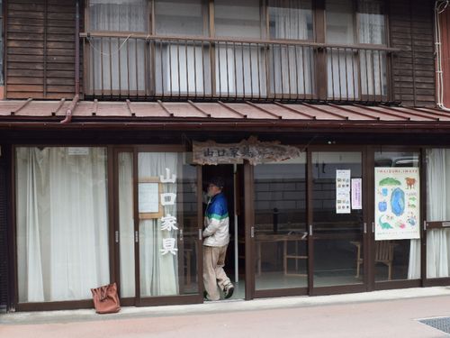 「山口家具」は町の中心部にショールームも持っています。