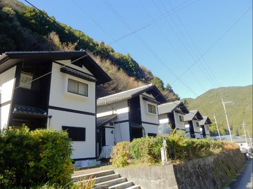 【ツアーで見学するところ② 村営住宅】ファミリー向けの集合・戸建ての賃貸住宅（3LDK）を案内します。他にも「ふれあい住宅」という単身者向け（1LDK）・ファミリー向け（2LDK）の集合賃貸住宅の案内もございます。