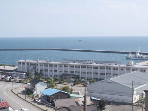 海が目と鼻の先にある能登高校