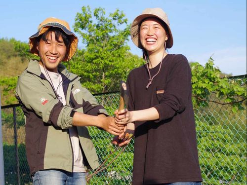 住み開きの宿「鶴島邸」秋山ご夫妻。夕焼けを眺めながらリトリート体験