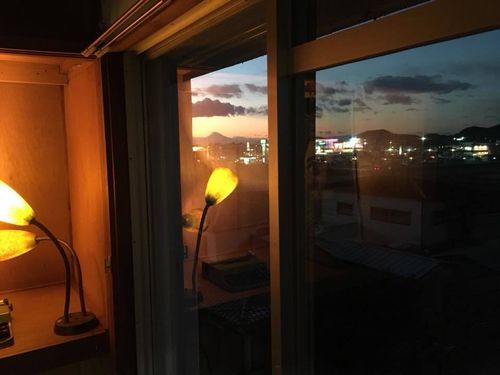 4階の部屋からは、海に沈む夕陽や、晴れた日には富士山も見られます。