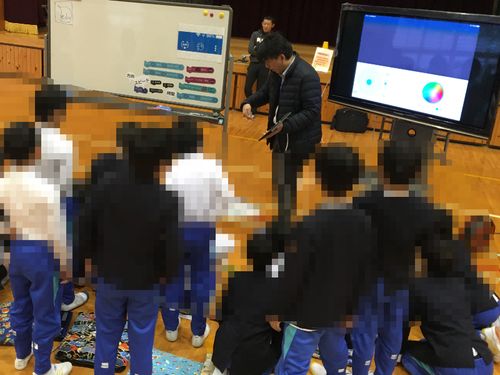 小学校に大学教授を招き本格的なロボット制御に挑戦！